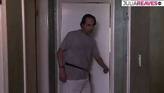 Masör büyük göğüsleri görüyor ve çaresizce onları sikmek istiyor