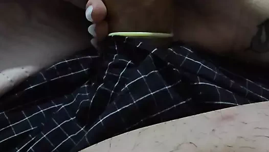 Üvey anne üvey oğlunu 2 kg'lık büyük yarağı tutuyor ve ona sert mastürbasyon yapıyor