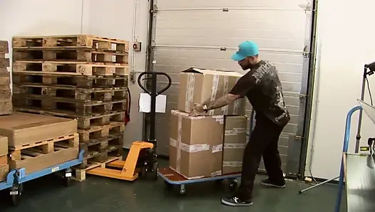 Kaltak depoda gerçekten sert sikiliyor - genç