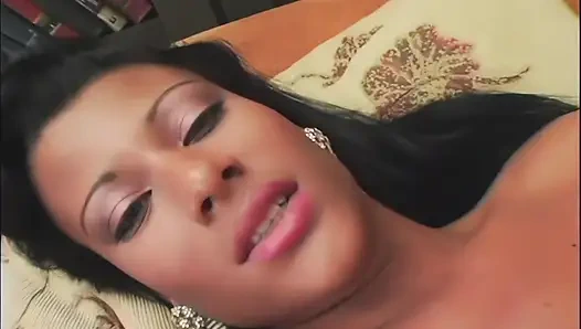 Evimde beni kıçımdan sikiyor