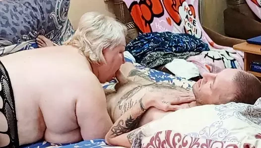 Üvey annem derin bir sakso çekip döl yutarak taşaklarımı boşaltıyor