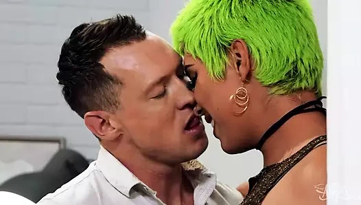 Trans melekler - pierce paris pixi lust'ın ayaklarına boşalıyor, sonra onlardan kendi dölünü tadıyor