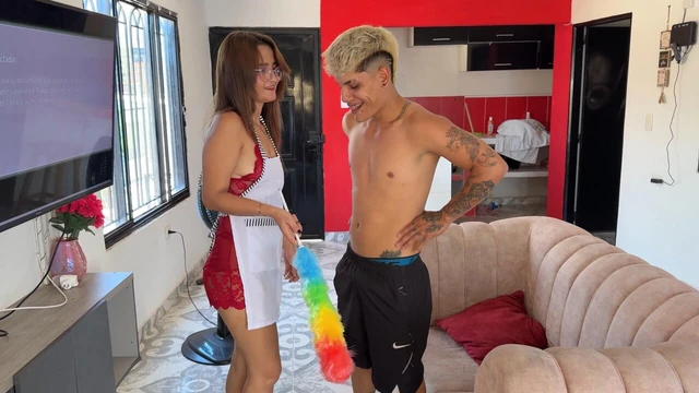 Мачеха, у меня есть право расслабиться для тебя, мой огромный член в твоей заднице, как тебе нравится.