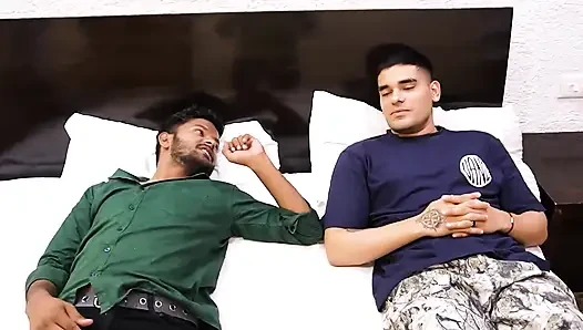 Hemşire iki hastanın cinsel yeteneğini test ediyor ve Hintli desi genç hemşireyi zar zor sikiyor