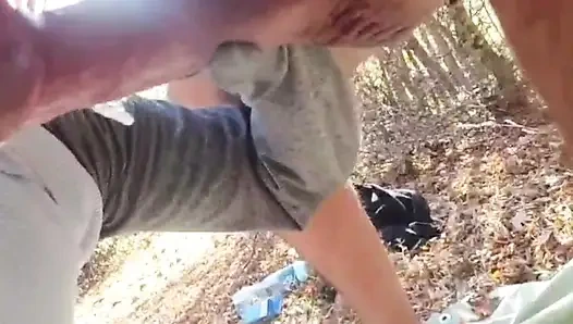 Ormanda açık havada oral seks ve ağzına boşalma