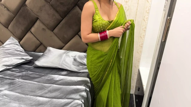 Я готовилась идти на свадьбу, как вдруг пришел Джет Джи. Моего мужа в это время не было дома. Затем Jeth Ji сделал все со мной, а я