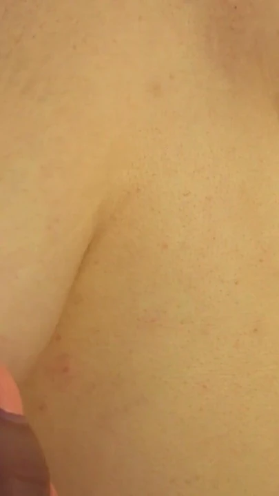 Orta yaşlı seksi kadın meme ucunu emerken orgazm oluyor | Klip 1