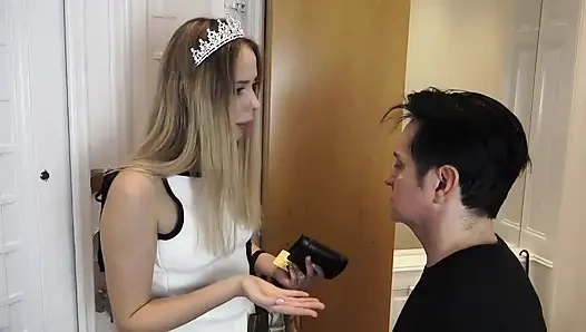 Uzun boylu Findom kölesini eğitiyor!