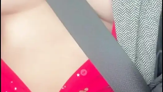 Arabada çıplak memeler