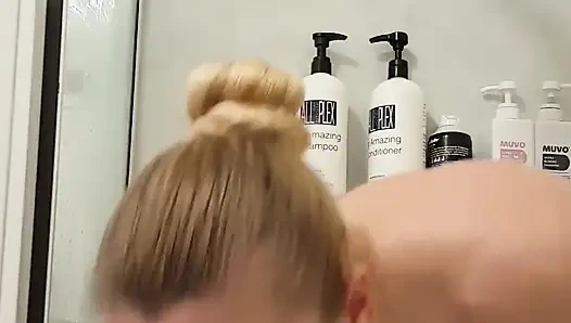 Yeni dildomla seksi bir duş videosu çekmeye çalıştım, ama aslında pozisyon almak ve kaymaya devam etmek çok zordu.