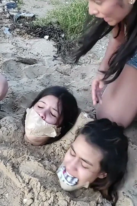 Plaj orospuları tarafından gömüldü!