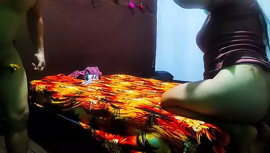 SADECE SEKSE BAŞLANMıŞ OLDUĞUNU NOT EDEBILIRSINIZ!! Üvey oğul çok az sikişiyor ve üvey annesine teslim oluyor