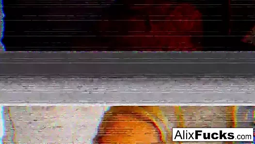 Alix sıcak bir duş alır sonra ağızda sıcak bir yük