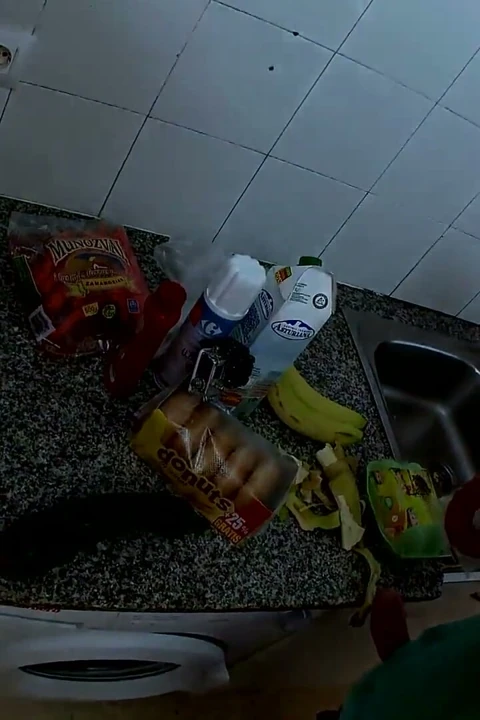 Seks oyuncağı var ve kadın biraz seçici bir anal deliği var