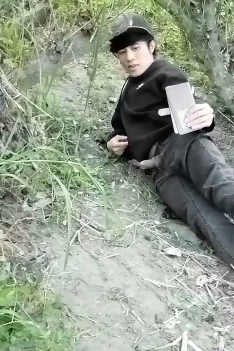 Sevimli jon arteen gay twink açık havada mastürbasyon yapıyor, havada kuru sikişiyor ve pantolonundaki bir delikten döl atıyor