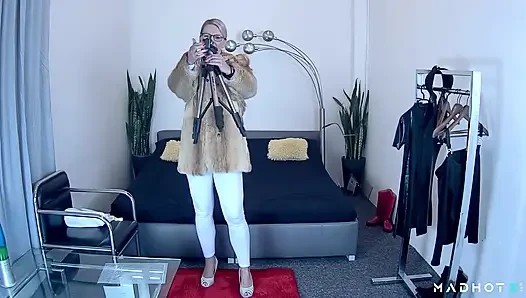 Fetişin yanında orta yaşlı seksi kadın