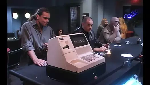 Lene sakso çekiyor ve yüzüne boşaltıyor