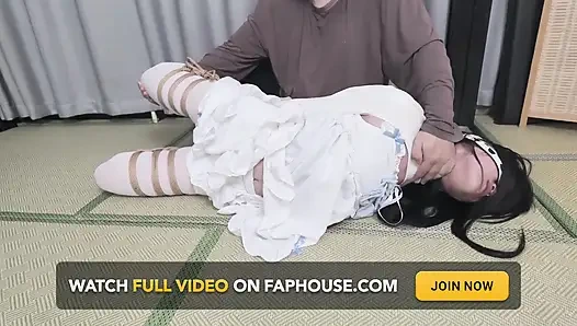 Xr24-beyaz elbiseli ve beyaz çoraplı kız asıldı ve esaret gıdıklanıyor