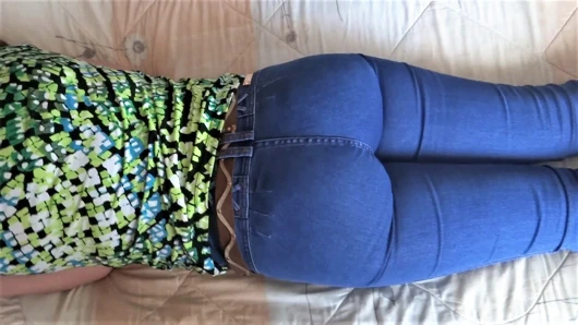 olgun jean, parmaklama, mastürbasyon ile büyük kıçını gösterir