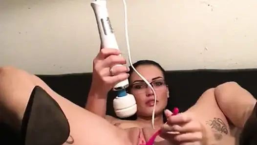 Devasa bir dildoyla kendimi sikiyorum