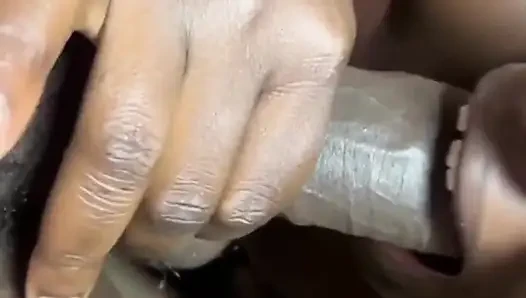 Üvey oğlum büyük zenci için gırtlağına kadar alıyor