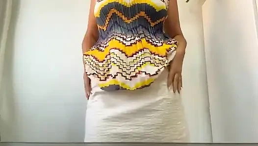 Büyük memeli ve büyük götlü orta yaşlı seksi kadın ofiste mastürbasyon yaparken neredeyse yakalanıyor