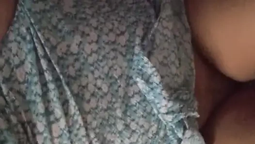 La ragazza dello sri lanka masturbazione in bagno con dildo lussuria con grandi tette e figa bagnata