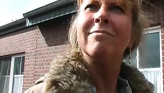 En sevdiği seks oyuncağı partnerinin tadını çıkarmasını beklemediği için bu sarışın orta yaşlı seksi kadını mutlu ediyor