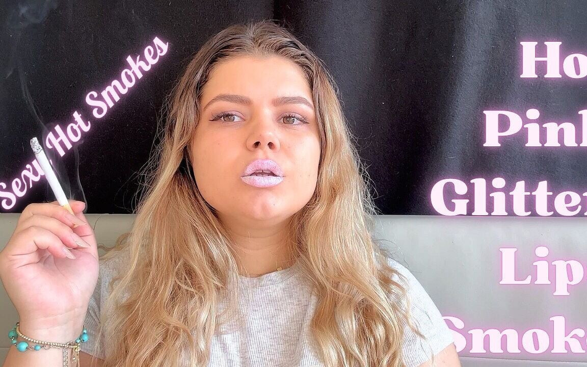 Pembe parıltılı tanrıça sigara içme gösterisi