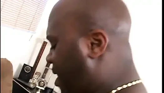 Saksodan sonra azgın adam şişman sürtüğü kanepede sert sikiyor
