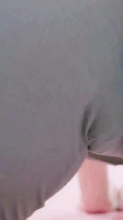 POV: Seksi Bir Hijabi Kız Yoga Pantolonuyla Esneme Yaparken Büyük Kalçalarını ve Sevimli Amını Gösteriyor | Klip 1
