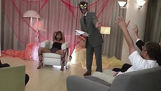 Esmer hatun fetiş sahnesinde sert parmaklıyor ve patlamak üzere orgazm oluyor