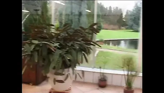 Azgın orta yaşlı seksi kadın içinde büyük yaraklı bir sürtük gibi eğleniyor ve amına boşalıyor