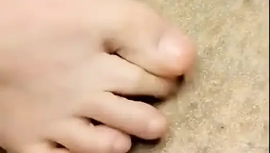 Büyük ayaklar uzun ayak parmakları üstte