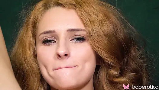 Yalnız kızıl saçlı Lucianna Lucci evde büyük bir dildoyla mastürbasyon yapıyor, 4k.