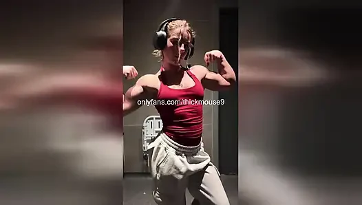 Tiktok kazası: kaslı 18 yaşındaki kız ıslak amcığını canlı olarak teşhir ediyor!