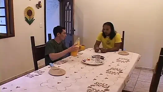 Eşcinsel latin derin göt sikişi ham kalçasını sikiyor