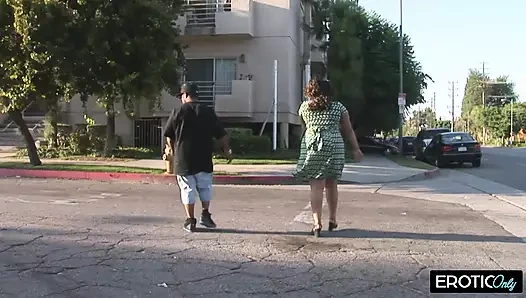 Er drückt sie runter und penetriert sie gnadenlos