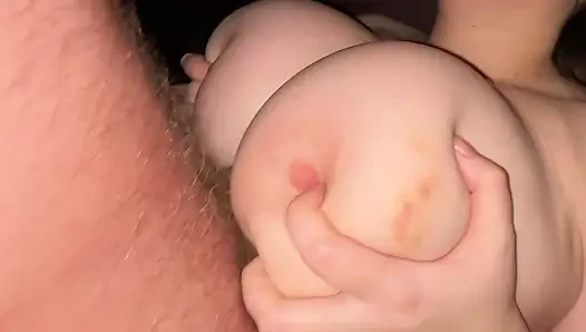 Komşumun büyüklüğü beni çok mutlu ediyor - olgun annenin kıvrımlı ve sert seksine tapıyorum!