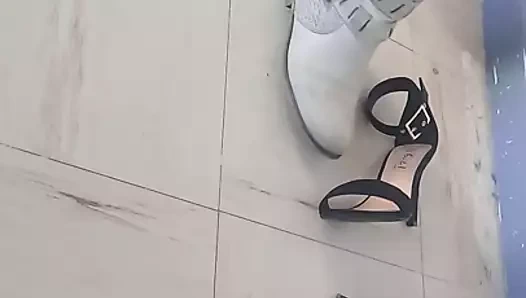 Çizmeler topuklu ayakkabıları eziyor