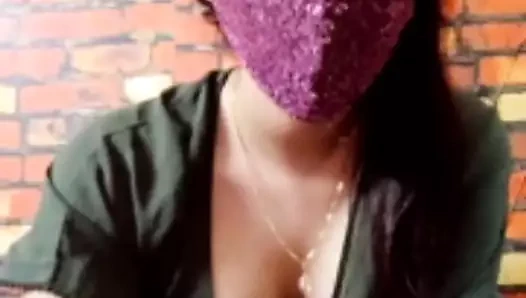 Hintli sıcak kız sürtme göğüsler ve kedi ..