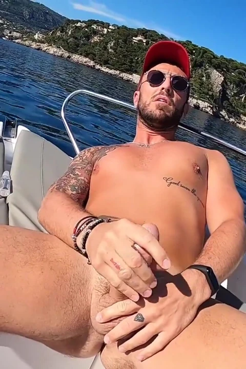 Mathieu Ferhati Fransız Rivierası'nda bir teknede büyük yarağının hava almasına izin veriyor