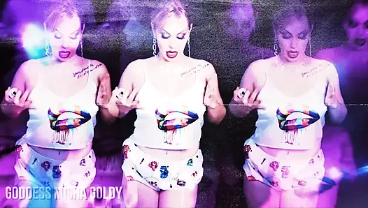 Benim için aptal ol ve ilk gerçek sikini em!