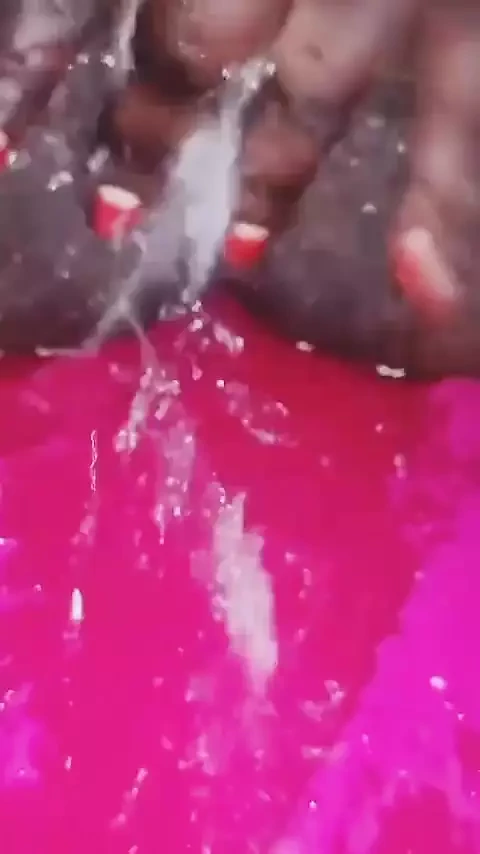 Uzun dudaklı zenci kadın orgazm olmak için mastürbasyon yaptıktan sonra amından fışkırtıyor