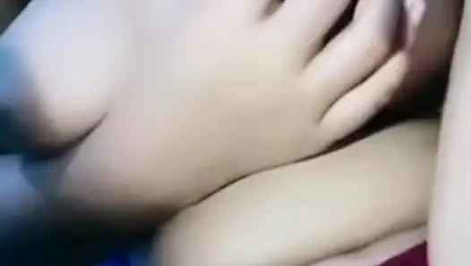 Hintli kız görüntülü görüşmede büyük göğüslerini gösteriyor seksi göğüsler