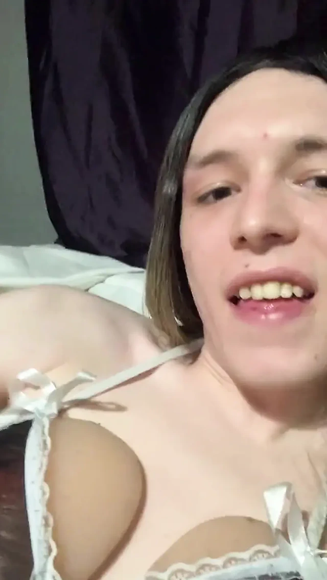 Kadın kılıklı ts büyük zenci yarağını içine alırken eller serbestçe boşalıyor