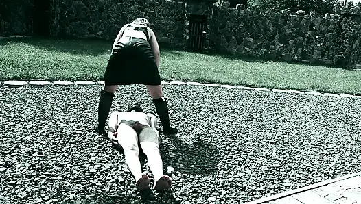 Ben yarağına işerken mastürbasyon yapmasına izin veriyorum - tuvalet köleliği kalesi açık havada