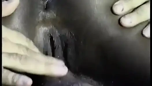 Ateşli zenci bebek soyunuyor ve sonra büyük siyah yarağı emiyor