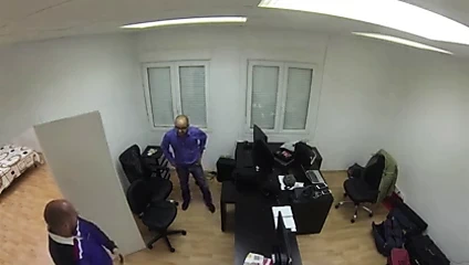 Bu adam bir onarım için bir ödeme olarak becerdin alır