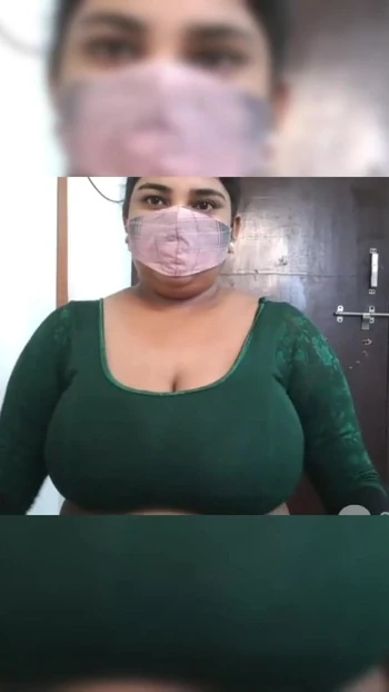 Захватывающий момент из "Сексуальной индийской девушке дези лижет ее киску и трахает пальцами любовник"